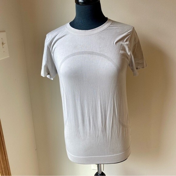 LULULEMON Swiftly Tech Top Relaxed Short Sleeve Shirt Cream White Size 6 - Picture 2 of 9